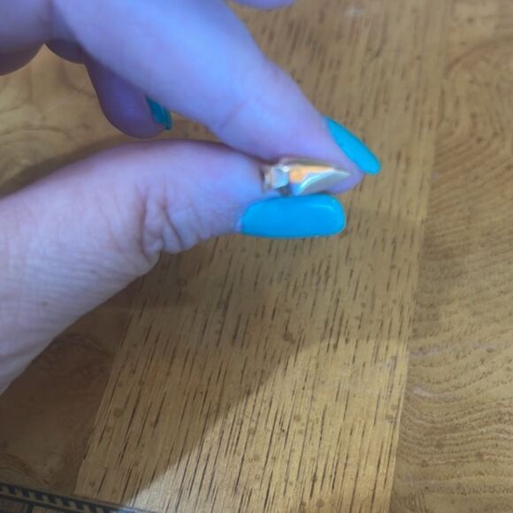 KENDRA SCOTT Rose Gold Spade Arrowhead Stud! - Picture 3 of 6